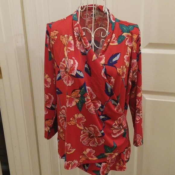 Gorgeous floral top - Picture 2 of 7